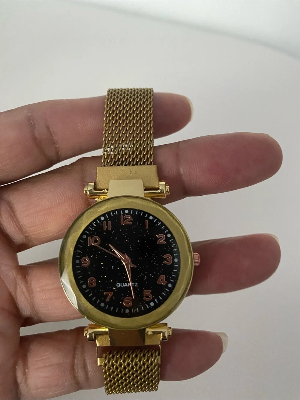 Women’s Quartz Gold Watch Starry Sky Dial Round Glass Magnetic Metal Mesh Strap